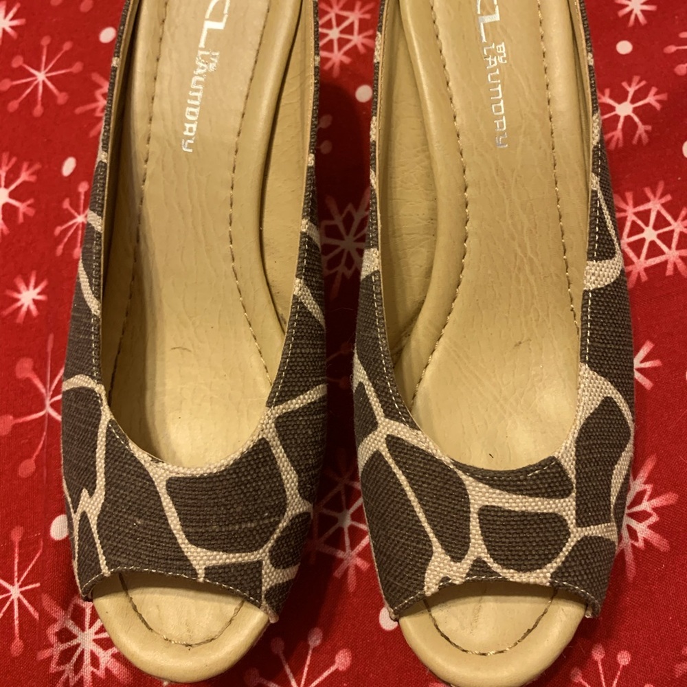 CL by Laundry giraffe print wedge heels size 9